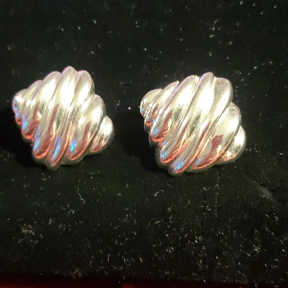 Vintage 1980's Silver Ribbed Dome Clip-On Earrings Tiffany Style‎